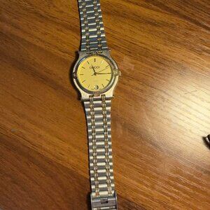 Vintage Gucci unisex watch 9000M 32mm two-tone gold and silver stainless steel
